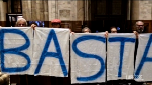 Israele, in Duomo a Milano una scritta per la pace: “Basta guerre, basta ingiustizie”