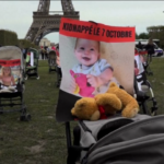 Israele, flash mob davanti alla Torre Eiffel per la libertà dei bimbi ostaggi di Hamas
