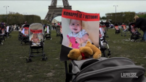 Israele, flash mob davanti alla Torre Eiffel per la libertà dei bimbi ostaggi di Hamas