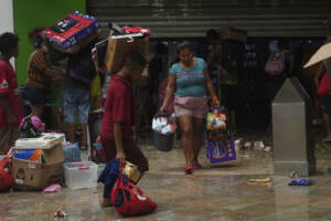 Messico, l’uragano Otis colpisce Acapulco: abitanti saccheggiano negozi