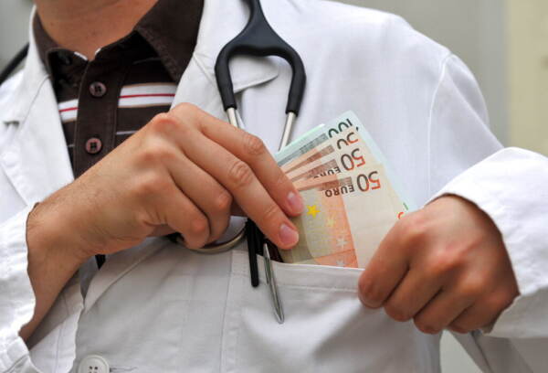 Sanità, 900 euro al giorno: il ‘grande affare’ dei medici a gettone