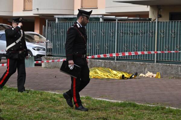 Treviglio, donna spara in strada a marito e moglie vicini di casa: lui è morto e lei è gravissima