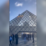 Parigi, attivisti del clima vandalizzano la piramide del museo del Louvre
