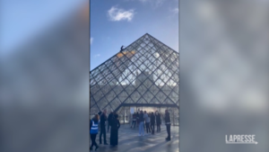 Parigi, attivisti del clima vandalizzano la piramide del museo del Louvre