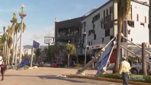 Messico, caos ad Acapulco dopo passaggio uragano: negozi saccheggiati