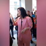 Milano, fan in delirio in centro per Laura Pausini