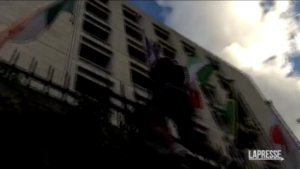Corteo pro-Palestina a Roma, manifestante toglie bandiera Israele da sede Fao