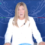 Crozza/Meloni: “Non puoi chiedere a uno di destra di leggere”