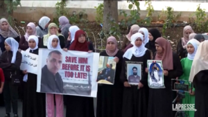 Palestinesi chiedono il rilascio dei loro cari a Ramallah