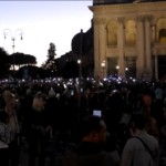 Corteo pro-Palestina a Roma, migliaia di luci illuminano piazza San Giovanni
