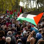 Medioriente, in migliaia in corteo a Roma per sostenere la Palestina