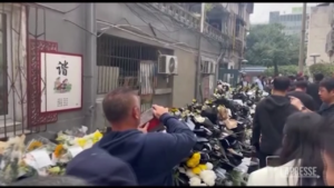 Cina, morte Li Keqiang: centinaia di mazzi di fiori davanti alla casa dell’ex premier