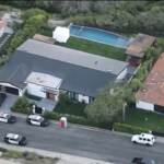 Morto Matthew Perry, la sua villa di Los Angeles circondata dalla polizia