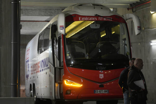 Marsiglia - Sassate sul pullman del Lione: ferito Fabio Grosso