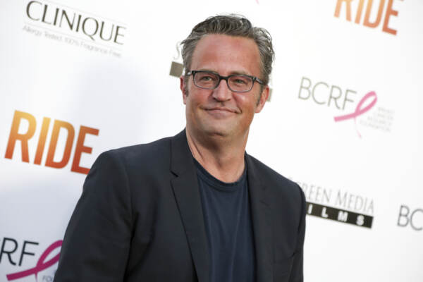 Morto Matthew Perry, “Chandler” di Friends: aveva 54 anni