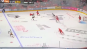 Tragedia nell’hockey, giocatore sgozzato durante una partita dalla lama di un pattino