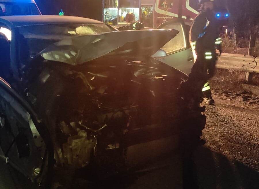 Incidenti stradali, schianto in Ogliastra: muore 20enne e feriti 4 giovani