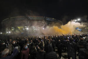 Maradona, stadio San Paolo illuminato a Napoli
