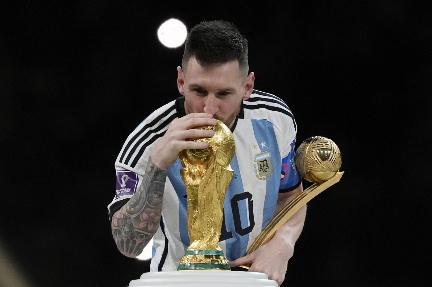 Calcio, stasera si assegna il Pallone d’Oro: Messi e Haaland i grandi favoriti
