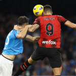 Calcio, doppietta Giroud illude Milan: Napoli rimonta da 0-2 a 2-2