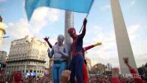 Argentina, in centinaia vestiti da Spider-Man per battere Guinness World Records