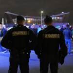 Parigi, donna grida ‘Allah Akbar’ e minaccia attentato: polizia spara