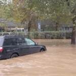 Maltempo a Milano, auto immerse nel fango e strade allagate