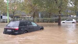 Maltempo a Milano, auto immerse nel fango e strade allagate