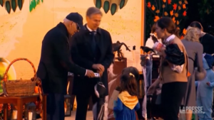 Halloween alla Casa Bianca, i Biden regalano dolcetti ai bambini