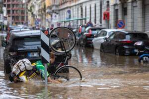 Maltempo a Milano, esonda il Seveso: città allagata e disagi