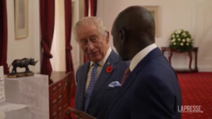 Carlo III e Camilla in Kenya, la cerimonia di benvenuto