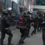 Parigi, donna minaccia attentato: l’intervento delle forze speciali