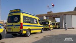 Gaza, ambulanze e aiuti entrano dal valico di Rafah