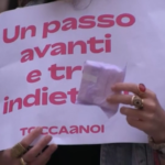 Tampon tax, la protesta delle donne: “Un rasoio costa meno di un assorbente”