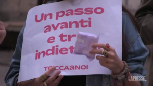 Tampon tax, la protesta delle donne: “Un rasoio costa meno di un assorbente”