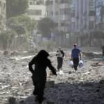 Gaza, decine di stranieri lasciano la Striscia attraverso il valico di Rafah