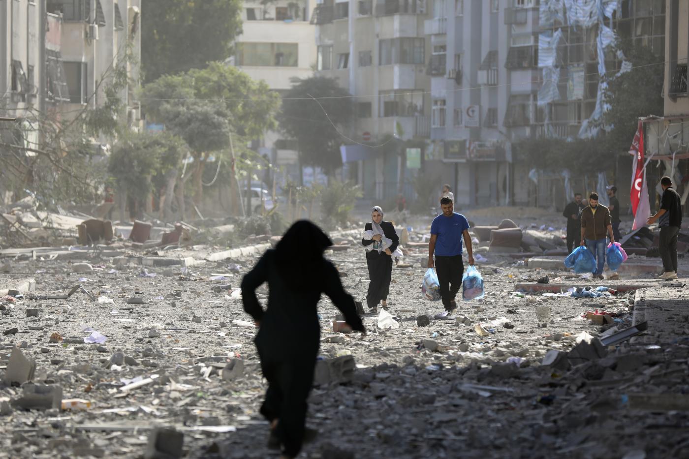 Gaza, decine di stranieri lasciano la Striscia attraverso il valico di Rafah