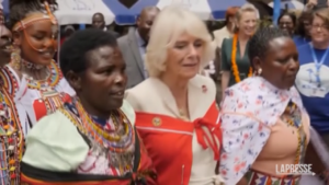 Kenya, la regina Camilla impegnata in una danza tradizionale