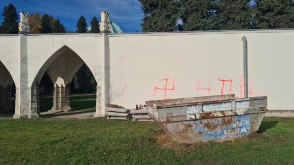 Austria, fiamme in sezione ebraica del cimitero di Vienna: svastiche sui muri