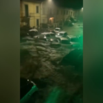 Maltempo, alluvione a Prato: un fiume di fango trascina le auto