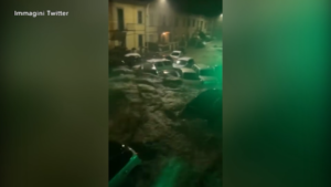 Maltempo, alluvione a Prato: un fiume di fango trascina le auto