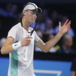 Parigi-Bercy, Sinner si ritira dopo match a notte fonda: “Dispiaciuto”