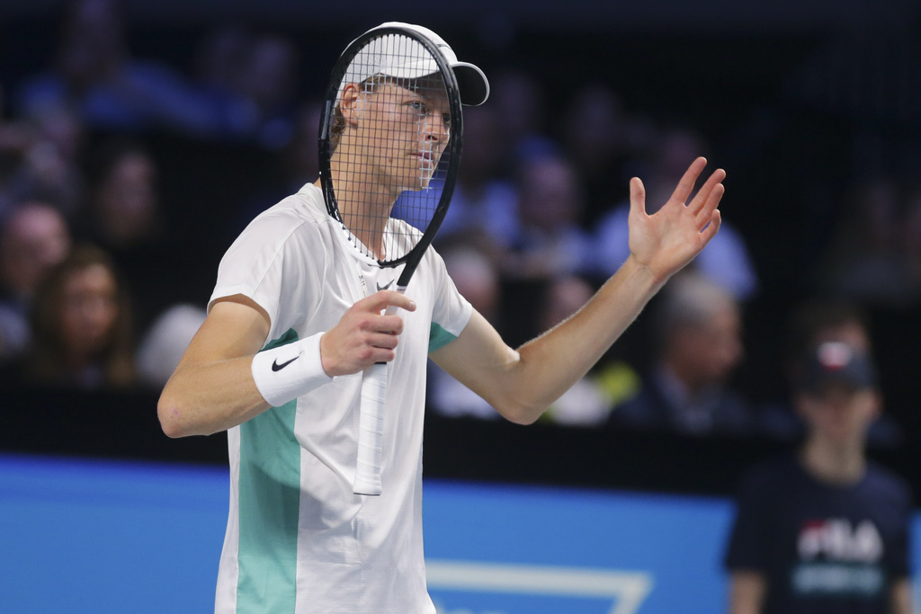 Parigi-Bercy, Sinner si ritira dopo match a notte fonda: “Dispiaciuto”