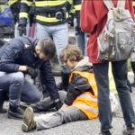 Bologna, ambientalisti bloccano tangenziale: incollati ad asfalto