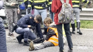 Bologna, ambientalisti bloccano tangenziale: incollati ad asfalto