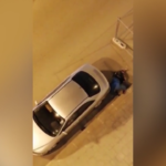 Truffa dell’incidente, il video virale: si butta sotto l’auto e finge di essere investito