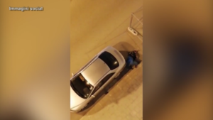 Truffa dell’incidente, il video virale: si butta sotto l’auto e finge di essere investito