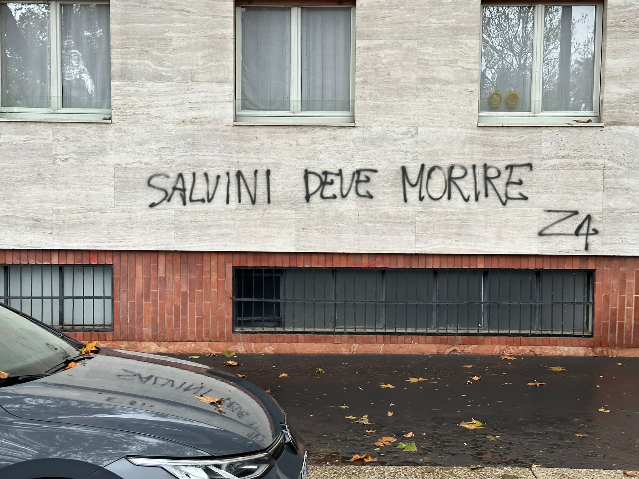 Milano, scritta shock: “Salvini deve morire”
