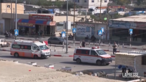 Gaza, ambulanze in coda al valico di Rafah