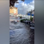 Maltempo, a Portofino il mare invade la celebre piazzetta